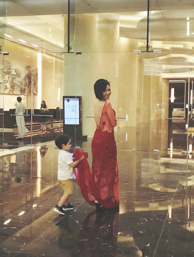 Sau 3 năm úp mở, Bé Gấu - con trai Thu Minh lần đầu lộ diện rõ mặt, lớn phổng phao khi đi diễn cùng mẹ